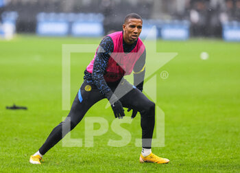2020-12-20 - Ashley Young of FC Internazionale warms up during the Serie A 2020/21 football match between FC Internazionale vs Spezia Calcio at the San Siro Stadium, Milan, Italy on December 20, 2020 - Photo FCI / Fabrizio Carabelli - INTER VS SPEZIA - ITALIAN SERIE A - SOCCER
