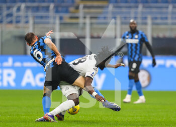 2020-12-20 - M'Bala Nzola of Spezia Calcio fights for the ball against Stefan de Vrij of FC Internazionale during the Serie A 2020/21 football match between FC Internazionale vs Spezia Calcio at the San Siro Stadium, Milan, Italy on December 20, 2020 - Photo FCI / Fabrizio Carabelli - INTER VS SPEZIA - ITALIAN SERIE A - SOCCER