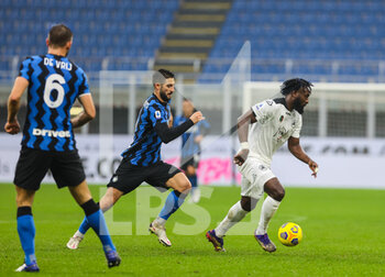 2020-12-20 - M'Bala Nzola of Spezia Calcio fights for the ball against Roberto Gagliardini of FC Internazionale during the Serie A 2020/21 football match between FC Internazionale vs Spezia Calcio at the San Siro Stadium, Milan, Italy on December 20, 2020 - Photo FCI / Fabrizio Carabelli - INTER VS SPEZIA - ITALIAN SERIE A - SOCCER