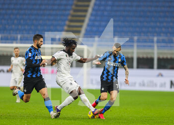 2020-12-20 - M'Bala Nzola of Spezia Calcio fights for the ball against Roberto Gagliardini of FC Internazionale and Marcelo Brozovic of FC Internazionale during the Serie A 2020/21 football match between FC Internazionale vs Spezia Calcio at the San Siro Stadium, Milan, Italy on December 20, 2020 - Photo FCI / Fabrizio Carabelli - INTER VS SPEZIA - ITALIAN SERIE A - SOCCER