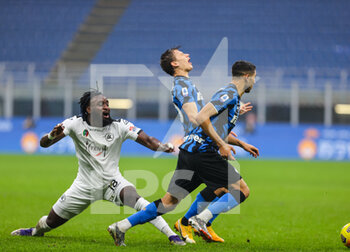 2020-12-20 - M'Bala Nzola of Spezia Calcio fights for the ball against Nicolo Barella of FC Internazionale during the Serie A 2020/21 football match between FC Internazionale vs Spezia Calcio at the San Siro Stadium, Milan, Italy on December 20, 2020 - Photo FCI / Fabrizio Carabelli - INTER VS SPEZIA - ITALIAN SERIE A - SOCCER