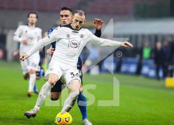 2020-12-20 - Ardian Ismajli of Spezia Calcio fights for the ball against Lautaro Martínez of FC Internazionale during the Serie A 2020/21 football match between FC Internazionale vs Spezia Calcio at the San Siro Stadium, Milan, Italy on December 20, 2020 - Photo FCI / Fabrizio Carabelli - INTER VS SPEZIA - ITALIAN SERIE A - SOCCER