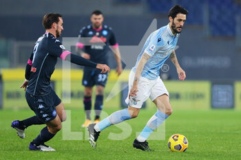 2020-12-20 - Luis Alberto of Lazio (R) vies for the ball with Fabian Ruiz of Napoli (L) during the Italian championship Serie A football match between SS Lazio and SSC Napoli on December 20, 2020 at Stadio Olimpico in Rome, Italy - Photo Federico Proietti / DPPI - SS LAZIO VS SSC NAPOLI - ITALIAN SERIE A - SOCCER