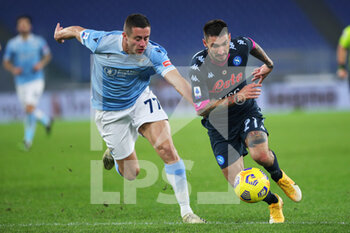 2020-12-20 - Adam Marusic of Lazio (L) vies for the ball with Matteo Politano of Napoli (R) during the Italian championship Serie A football match between SS Lazio and SSC Napoli on December 20, 2020 at Stadio Olimpico in Rome, Italy - Photo Federico Proietti / DPPI - SS LAZIO VS SSC NAPOLI - ITALIAN SERIE A - SOCCER