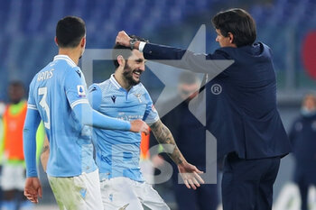 2020-12-20 - Luis Alberto of Lazio (C) celebrates with the head coach Simone Inzaghi (R) after scoring 2-0 goal during the Italian championship Serie A football match between SS Lazio and SSC Napoli on December 20, 2020 at Stadio Olimpico in Rome, Italy - Photo Federico Proietti / DPPI - SS LAZIO VS SSC NAPOLI - ITALIAN SERIE A - SOCCER