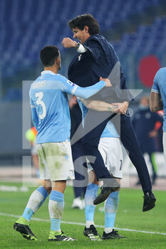 2020-12-20 - Luis Alberto of Lazio celebrates with Luiz Felipe Ramos (L) and the head coach Simone Inzaghi (UP) after scoring 2-0 goal during the Italian championship Serie A football match between SS Lazio and SSC Napoli on December 20, 2020 at Stadio Olimpico in Rome, Italy - Photo Federico Proietti / DPPI - SS LAZIO VS SSC NAPOLI - ITALIAN SERIE A - SOCCER