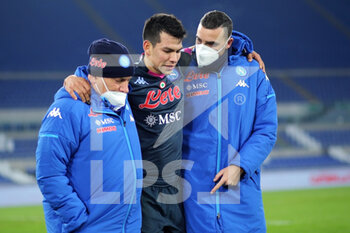 2020-12-20 - Hirving Lozano of Napoli leaves the field injuried during the Italian championship Serie A football match between SS Lazio and SSC Napoli on December 20, 2020 at Stadio Olimpico in Rome, Italy - Photo Federico Proietti / DPPI - SS LAZIO VS SSC NAPOLI - ITALIAN SERIE A - SOCCER