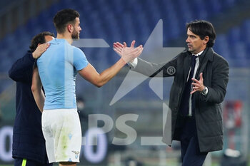 2020-12-20 - Lazio head coach Simone Inzaghi (R) and Wesley Hoedt congratulate each other at the end of the Italian championship Serie A football match between SS Lazio and SSC Napoli on December 20, 2020 at Stadio Olimpico in Rome, Italy - Photo Federico Proietti / DPPI - SS LAZIO VS SSC NAPOLI - ITALIAN SERIE A - SOCCER