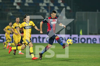 2020-12-22 - Vladimir Golemic (Crotone FC) and Roberto Inglese (Parma Calcio 1913) during the Serie A soccer match between Crotone - Parma, Stadio Ezio Scida on December 22, 2020 in Crotone Italy - FC CROTONE VS PARMA CALCIO - ITALIAN SERIE A - SOCCER