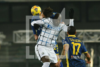 2020-12-23 - Romelu Lukaku (Inter) e Giangiacomo Magnani (Verona) - HELLAS VERONA VS FC INTERNAZIONALE - ITALIAN SERIE A - SOCCER