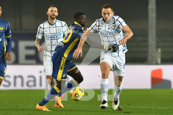 2020-12-23 - Ebrima Colley (Verona) e Stefan De Vrij (Inter) - HELLAS VERONA VS FC INTERNAZIONALE - ITALIAN SERIE A - SOCCER