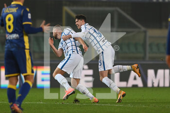 2020-12-23 - Esultanza Milan Skriniar (Inter) e Alessandro Bastoni (INter) dopo gol 1-2 - HELLAS VERONA VS FC INTERNAZIONALE - ITALIAN SERIE A - SOCCER