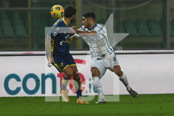 2020-12-23 - Hakimi (Inter) e Federico Ceccherini (Verona) - HELLAS VERONA VS FC INTERNAZIONALE - ITALIAN SERIE A - SOCCER