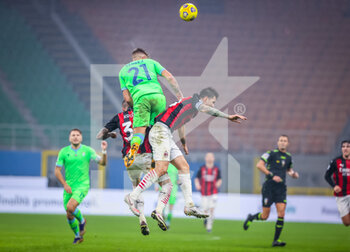 2020-12-23 - Sergej Milinkovic-Savic of SS Lazio fights for the ball against Alessio Romagnoli of AC Milan and Rade Krunic of AC Milan during the Serie A 2020/21 football match between AC Milan vs SS Lazio at the San Siro Stadium, Milan, Italy on December 23, 2020 - Photo FCI / Fabrizio Carabelli - AC MILAN VS SS LAZIO  - ITALIAN SERIE A - SOCCER