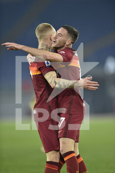 2020-12-23 - ROME, ITALY - December 23 : Jordan Veretout (R ) of AS Roma celebrates after scores a goal during Italian Serie A soccer match between AS Roma and Cagliari at Stadio Olimpico on December 23,2020 in Rome Italy  - ROMA VS CAGLIARI - ITALIAN SERIE A - SOCCER