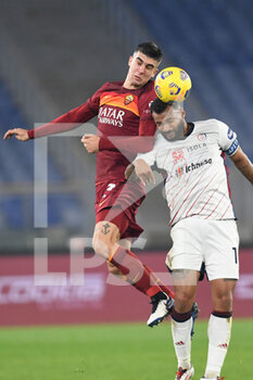 2020-12-23 - ROME, ITALY - December 23 : Gianluca Mancini (L) of AS Roma in action against Joao Pedro (R) of Cagliari during the Serie A soccer match between AS Roma and Cagliari at Stadio Olimpico on December 23,2020 in Rome Italy  - ROMA VS CAGLIARI - ITALIAN SERIE A - SOCCER