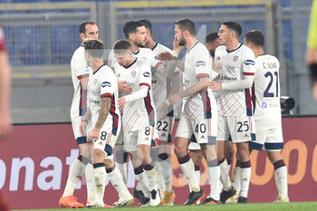 2020-12-23 - ROME, ITALY - December 23 : Players of Cagliari celebrate after Geraldino Joao Pedro scoring a goal during the Italian Serie A soccer match between AS Roma and Cagliari at Stadio Olimpico on December 23,2020 in Rome Italy  - ROMA VS CAGLIARI - ITALIAN SERIE A - SOCCER