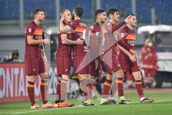 2020-12-23 -  ROME, ITALY - December 23 : Edin Dzeko (9 ) of AS Roma celebrates with his team mates after scoring a goal during Italian Serie A soccer match between AS Roma and Cagliari at Stadio Olimpico on December 23,2020 in Rome Italy  - ROMA VS CAGLIARI - ITALIAN SERIE A - SOCCER