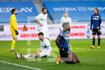 2021-01-03 - Duvan Zapata (Atalanta) in ginocchio dopo una buona occasione da gol mancata - ATALANTA VS SASSUOLO - ITALIAN SERIE A - SOCCER