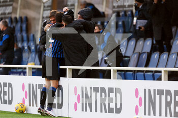 2021-01-03 - Matteo Pessina (Atalanta) esulta con i compagni in panchina dopo il gol del raddoppio segnato a fine primo tempo - ATALANTA VS SASSUOLO - ITALIAN SERIE A - SOCCER