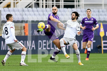 2021-01-03 - Sofyan Amrabat (ACF Fiorentina) in azione constrasto da Roberto Soriano (BFC Bologna) - FIORENTINA VS BOLOGNA - ITALIAN SERIE A - SOCCER