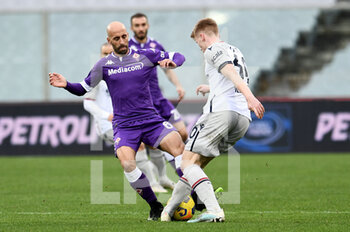 2021-01-03 - Borja Valero (ACF Fiorentina) in azione contrastato da Jerdy Schouten (BFC Bologna) - FIORENTINA VS BOLOGNA - ITALIAN SERIE A - SOCCER