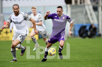 2021-01-03 - Franck Ribery (ACF Fiorentina) in azione contrastato da Lorenzo De Silvestri (BFC Bologna) - FIORENTINA VS BOLOGNA - ITALIAN SERIE A - SOCCER