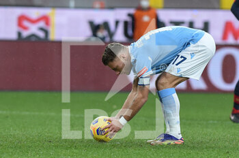 2021-01-03 - Ciro IMMOBILE (Lazio) , pone il pallone sul dischetto degli undici metri - GENOA VS LAZIO  - ITALIAN SERIE A - SOCCER