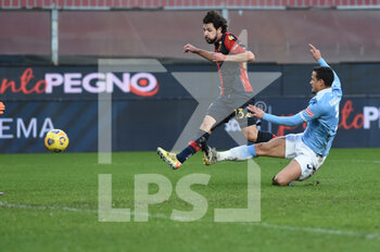 2021-01-03 - Mattia Destro (Genoa) realizza la rete del 1 a 1 Luiz Felipe RAMOS MARCHI (Lazio) - GENOA VS LAZIO  - ITALIAN SERIE A - SOCCER
