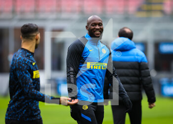 2021-01-03 - Romelu Lukaku of FC Internazionale warms up during the Serie A 2020/21 football match between FC Internazionale vs FC Crotone at the San Siro Stadium, Milan, Italy on January 03, 2021 - Photo FCI / Fabrizio Carabelli - FC INTERNAZIONALE VS FC CROTONE - ITALIAN SERIE A - SOCCER