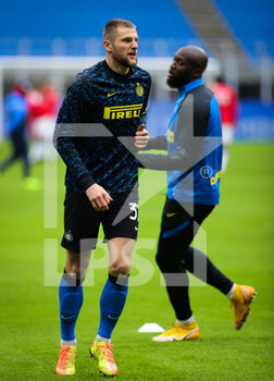 2021-01-03 - Milan Skriniar of FC Internazionale warms up during the Serie A 2020/21 football match between FC Internazionale vs FC Crotone at the San Siro Stadium, Milan, Italy on January 03, 2021 - Photo FCI / Fabrizio Carabelli - FC INTERNAZIONALE VS FC CROTONE - ITALIAN SERIE A - SOCCER