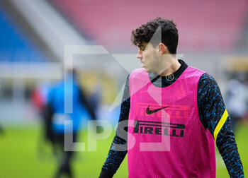2021-01-03 - Alessandro Bastoni of FC Internazionale warms up during the Serie A 2020/21 football match between FC Internazionale vs FC Crotone at the San Siro Stadium, Milan, Italy on January 03, 2021 - Photo FCI / Fabrizio Carabelli - FC INTERNAZIONALE VS FC CROTONE - ITALIAN SERIE A - SOCCER