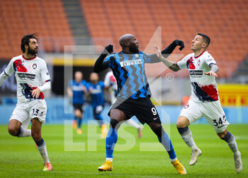 2021-01-03 - Romelu Lukaku of FC Internazionale fights for the ball against Luca Marrone of FC Crotone during the Serie A 2020/21 football match between FC Internazionale vs FC Crotone at the San Siro Stadium, Milan, Italy on January 03, 2021 - Photo FCI / Fabrizio Carabelli - FC INTERNAZIONALE VS FC CROTONE - ITALIAN SERIE A - SOCCER