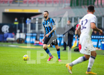 2021-01-03 - Marcelo Brozovic of FC Internazionale in action during the Serie A 2020/21 football match between FC Internazionale vs FC Crotone at the San Siro Stadium, Milan, Italy on January 03, 2021 - Photo FCI / Fabrizio Carabelli - FC INTERNAZIONALE VS FC CROTONE - ITALIAN SERIE A - SOCCER