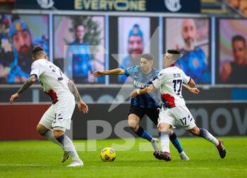 2021-01-03 - Achraf Hakimi of FC Internazionale fights for the ball against Salvatore Molina of FC Crotone during the Serie A 2020/21 football match between FC Internazionale vs FC Crotone at the San Siro Stadium, Milan, Italy on January 03, 2021 - Photo FCI / Fabrizio Carabelli - FC INTERNAZIONALE VS FC CROTONE - ITALIAN SERIE A - SOCCER