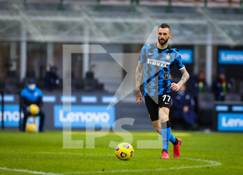 2021-01-03 - Marcelo Brozovic of FC Internazionale in action during the Serie A 2020/21 football match between FC Internazionale vs FC Crotone at the San Siro Stadium, Milan, Italy on January 03, 2021 - Photo FCI / Fabrizio Carabelli - FC INTERNAZIONALE VS FC CROTONE - ITALIAN SERIE A - SOCCER