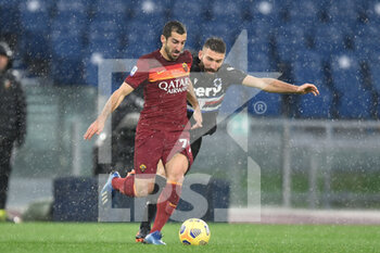 2021-01-03 - ROME, ITALY - January 3 : Henrikh Mkhitaryan (L) of AS Roma in action against Lorenzo Tonelli (R) of UC Sampdoria during the Serie A soccer match between AS Roma and UC Sampdoria at Stadio Olimpico on January 3,2021 in Rome Italy - ROMA VS SAMPDORIA - ITALIAN SERIE A - SOCCER
