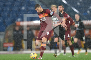 2021-01-03 - ROME, ITALY - January 3 : Edin Dzeko (L) of AS Roma in action during the Serie A soccer match between AS Roma and UC Sampdoria at Stadio Olimpico on January 3,2021 in Rome Italy - ROMA VS SAMPDORIA - ITALIAN SERIE A - SOCCER