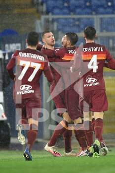 2021-01-03 - ROME, ITALY - January 3 : Edin Dzeko of AS Roma celebrates with his team mates after scoring a goal during Italian Serie A soccer match between AS Roma and UC Sampdoria at Stadio Olimpico on January 3,2021 in Rome Italy - ROMA VS SAMPDORIA - ITALIAN SERIE A - SOCCER