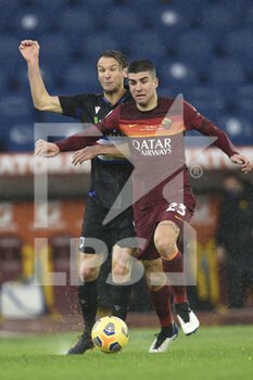 2021-01-03 - ROME, ITALY - January 3 : Gianluca Mancini (L) of AS Roma in action against Albin Ekdal (R) of UC Sampdoria during the Serie A soccer match between AS Roma and UC Sampdoria at Stadio Olimpico on January 3,2021 in Rome Italy - ROMA VS SAMPDORIA - ITALIAN SERIE A - SOCCER
