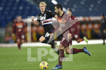 2021-01-03 - ROME, ITALY - January 3 : Henrikh Mkhitaryan (R) of AS Roma in action during the Serie A soccer match between AS Roma and UC Sampdoria at Stadio Olimpico on January 3,2021 in Rome Italy  - ROMA VS SAMPDORIA - ITALIAN SERIE A - SOCCER