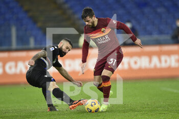 2021-01-03 - ROME, ITALY - January 3 : Carlez Perez (R) of AS Roma in action against Lima Rocha (L) of UC Sampdoria during the Serie A soccer match between AS Roma and UC Sampdoria at Stadio Olimpico on January 3,2021 in Rome Italy  - ROMA VS SAMPDORIA - ITALIAN SERIE A - SOCCER