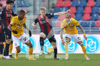 2021-01-06 - Bologna's Jerdy Schouten (C) Udinese's Marvin Zeegelaar (L) and Udinese's Roberto Pereyra (R) during the Italian Serie A soccer match Bologna Fc Udinese at the Renato Dall'Ara stadium in Bologna, Italy, 6 January 2021. Ph. Michele Nucci - BOLOGNA VS UDINESE - ITALIAN SERIE A - SOCCER