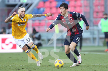 2021-01-06 - Udinese's Roberto Pereyra (L) and Bologna's Takehiro Tomiyasu during the Italian Serie A soccer match Bologna Fc Udinese at the Renato Dall'Ara stadium in Bologna, Italy, 6 January 2021. Ph. Michele Nucci - BOLOGNA VS UDINESE - ITALIAN SERIE A - SOCCER