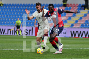 2021-01-06 - Bryan Cristante (AS Roma) Simy (Crotone FC) during the Serie A soccer match between Crotone - Roma, Stadio Ezio Scida on January 06, 2021 in Crotone Italy - CROTONE VS ROMA - ITALIAN SERIE A - SOCCER