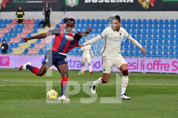 2021-01-06 - Simy (Crotone FC) Chris Smalling (AS Roma) during the Serie A soccer match between Crotone - Roma, Stadio Ezio Scida on January 06, 2021 in Crotone Italy - CROTONE VS ROMA - ITALIAN SERIE A - SOCCER