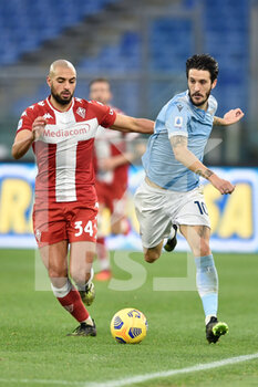 2021-01-06 - ROME, ITALY - January 6 Sofyan Amrabat (L) of ACF Fiorentina in action against Luis Alberto (R) of Lazio during the Serie A soccer match between SS Lazio and ACF Fiorentina Stadio Olimpico on January 6,2021 in Rome Italy  - LAZIO VS FIORENTINA - ITALIAN SERIE A - SOCCER