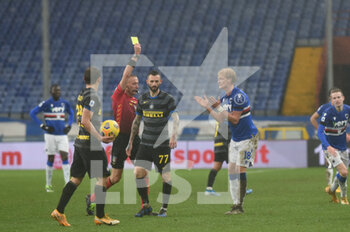 2021-01-06 - The Referee of the match Paolo Valeri. Yellow card forMORTEN THORSBY (Sampdoria) - SAMPDORIA VS INTER - ITALIAN SERIE A - SOCCER