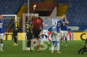 2021-01-06 - The Referee of the match Paolo Valeri, Yellow card for BLADE KEITA (Sampdoria) - SAMPDORIA VS INTER - ITALIAN SERIE A - SOCCER
