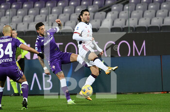 2021-01-10 - Cristiano Biraghi (ACF Fiorentina) in azione contrastato da Riccardo Sottil (Cagliari Calcio) - FIORENTINA VS CAGLIARI - ITALIAN SERIE A - SOCCER